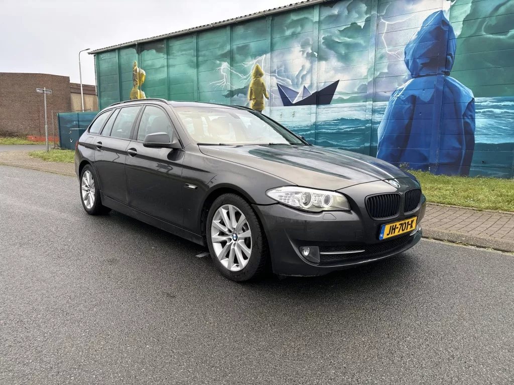 BMW 5 Serie Touring 523i High Executive lichte tik in motor